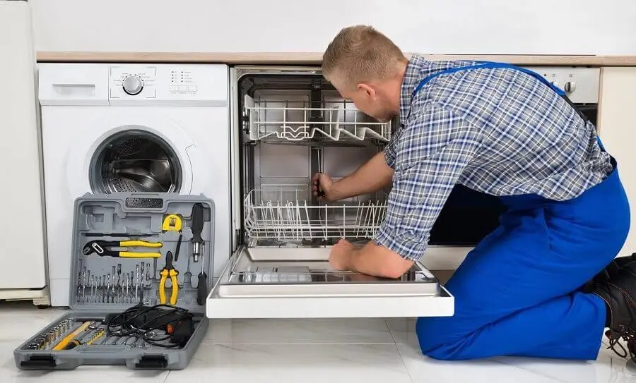 Akçakoca Vestfrost servisi teknisyen ekibi beyaz eşya tamiri yaparken
